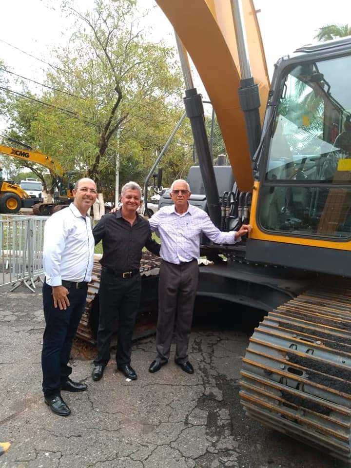 Prefeito Oziel foi a Salvador para trazer novos maquinários através do CIMA